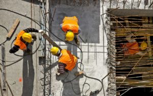 Polscy pracownicy budowlani na budowie przy zbrojeniach