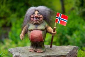 brzydka figurka uśmiechniętej grube wiedźmi z flagą norweską