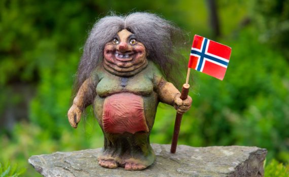 brzydka figurka uśmiechniętej grube wiedźmi z flagą norweską